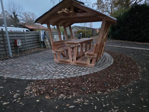 20251113 Bepflanzung Dorfplatz